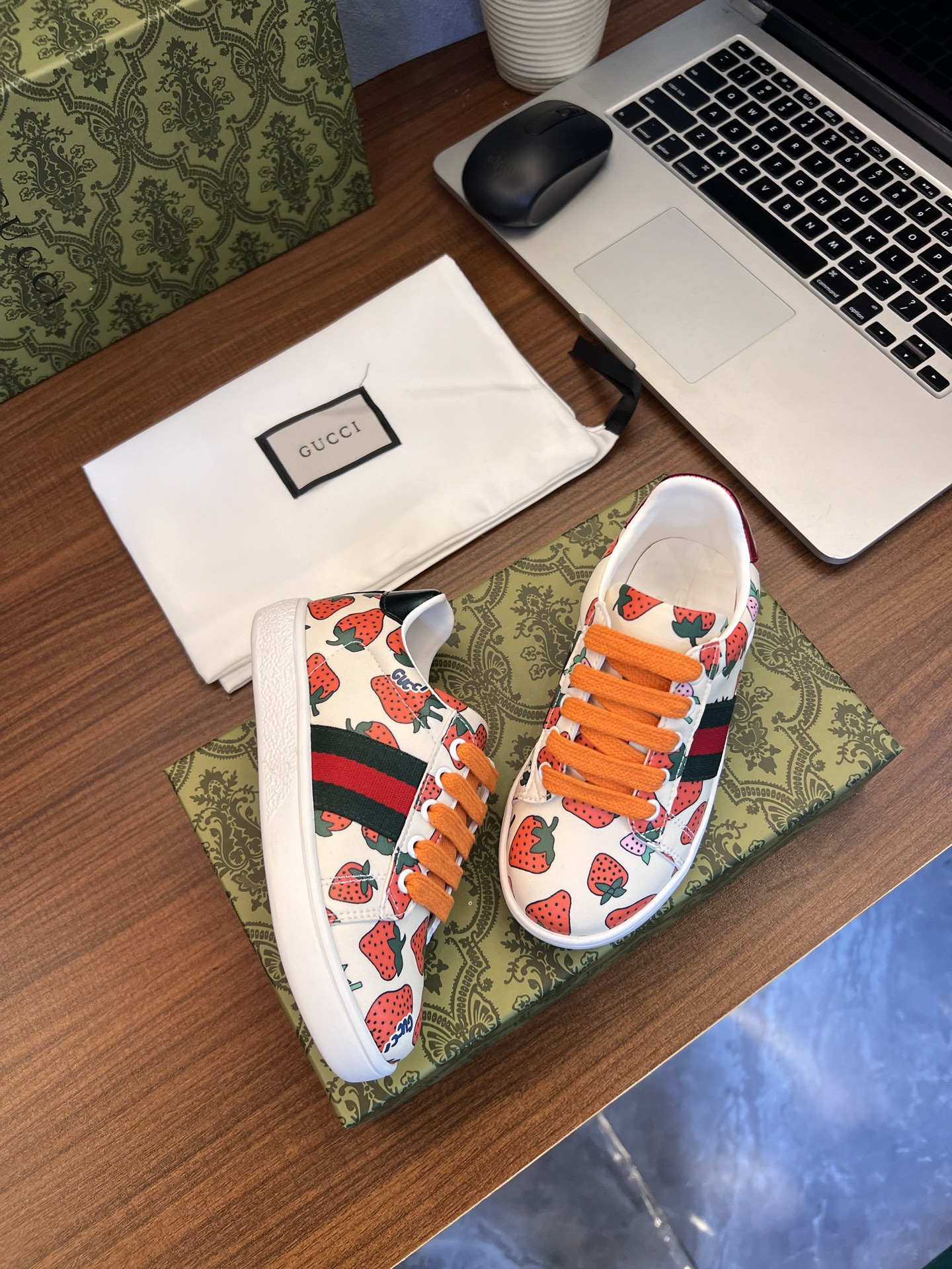 Children's shoes child